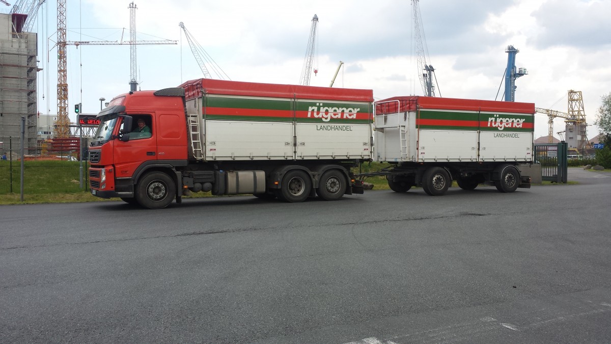 Ein Volvo FM12 vom Rügener Landhandel hat am 20. 05.2015 im Rostocker Hafen  Tierfutter geladen. 