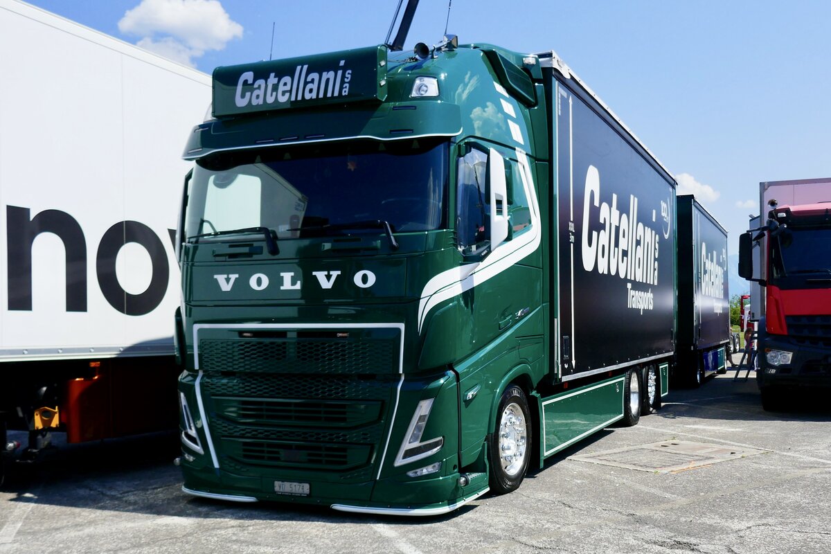 Ein Volvo H�ngerzug von Catellani am 27.6.26 beim Trucker Festival Interlaken.