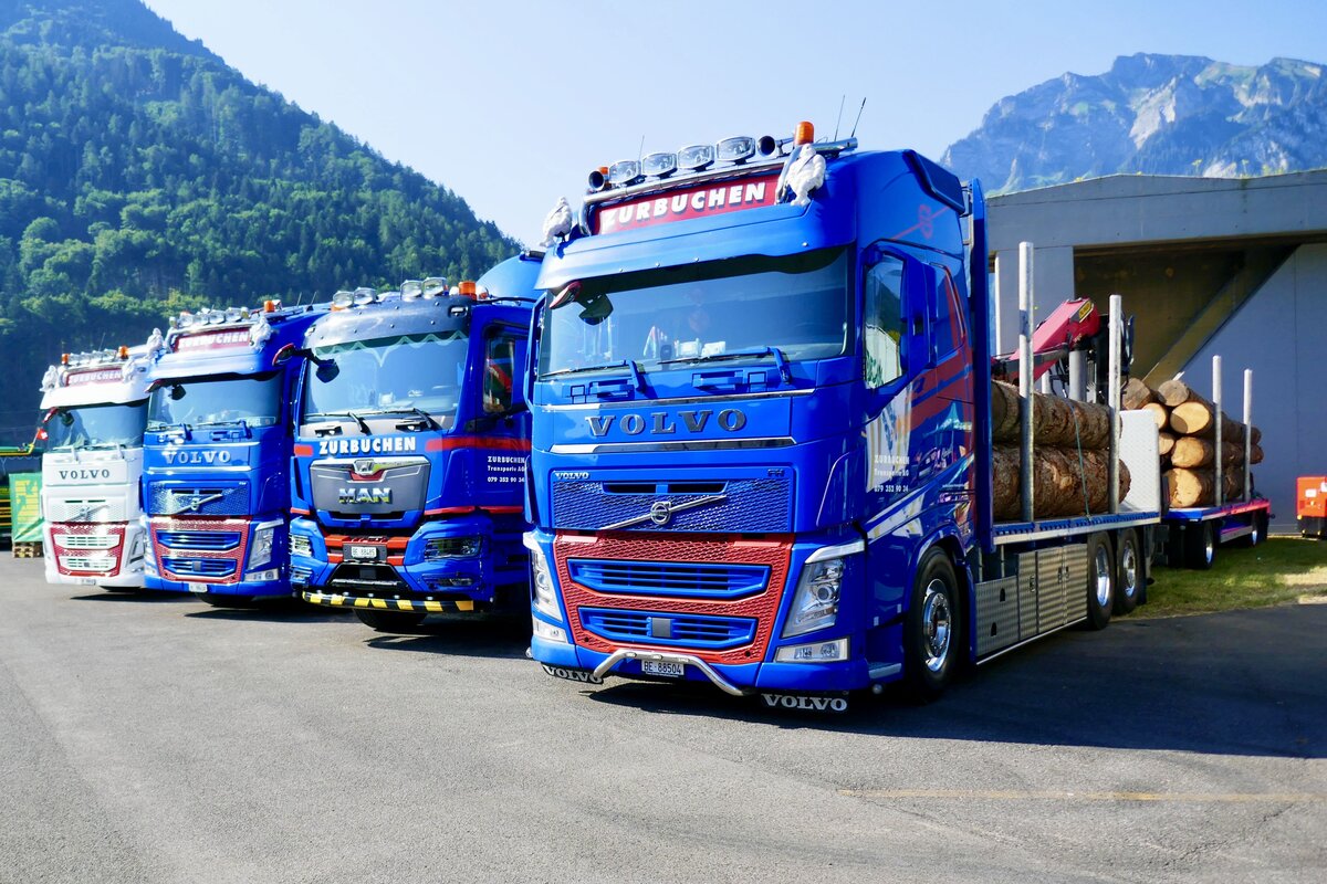 Ein Volvo Holztransporter und weitere LKW von Zurbuchen am 27.6.26 beim Trucker Festival Interlaken.
