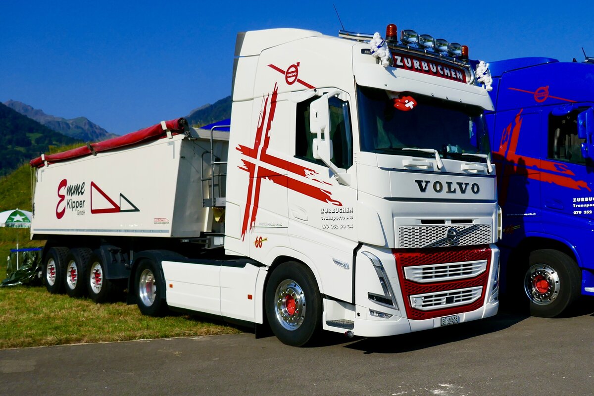 Ein Volvo Kippersattelzug von Zurbuchen am 27.6.26 beim Trucker Festival Interlaken.