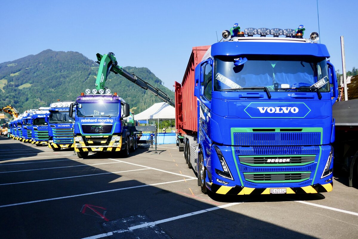 Ein Volvo mit Abrollcontainer, ein MAN und weitere Scania von Reinhard Recycling am 27.6.26 beim Trucker Festival Interlaken.