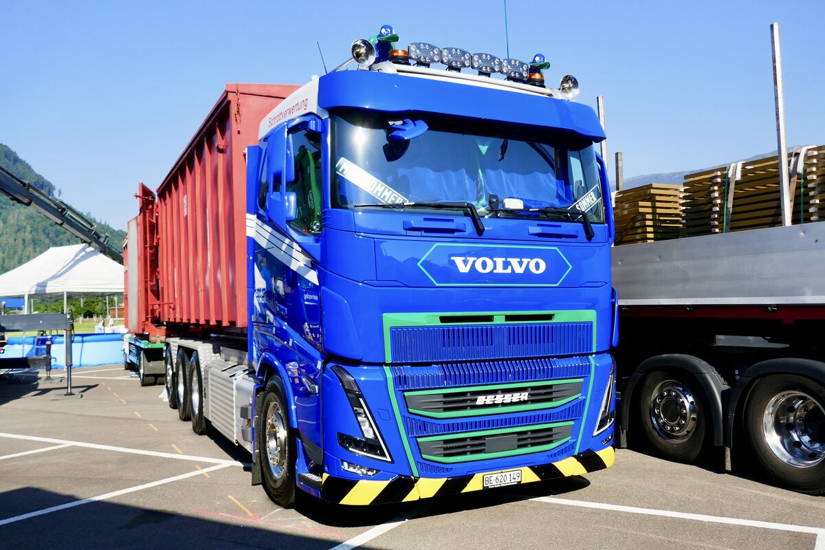 Ein Volvo mit Abrollcontainer von Reinhard Recycling am 27.6.26 beim Trucker Festival Interlaken.