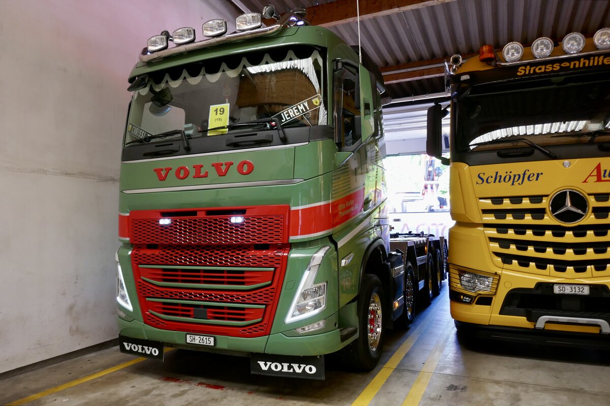 Ein Volvo mit Comtaineraufbau von Otto Keller am 9.5.26 beim Cholehof Truck Treffen in Brugg.
