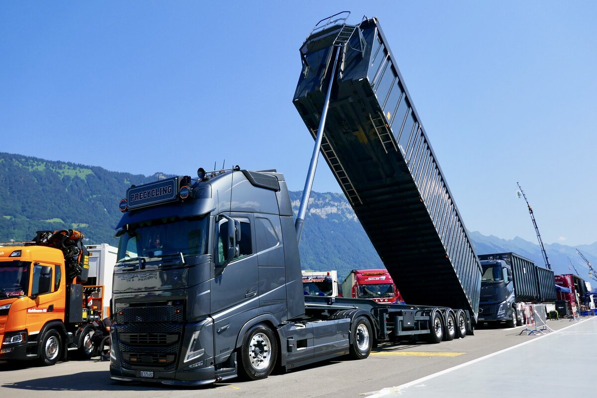 Ein Volvo mit Kipperauflieger von Precycling am 27.6.26 beim Trucker Festival Interlaken.