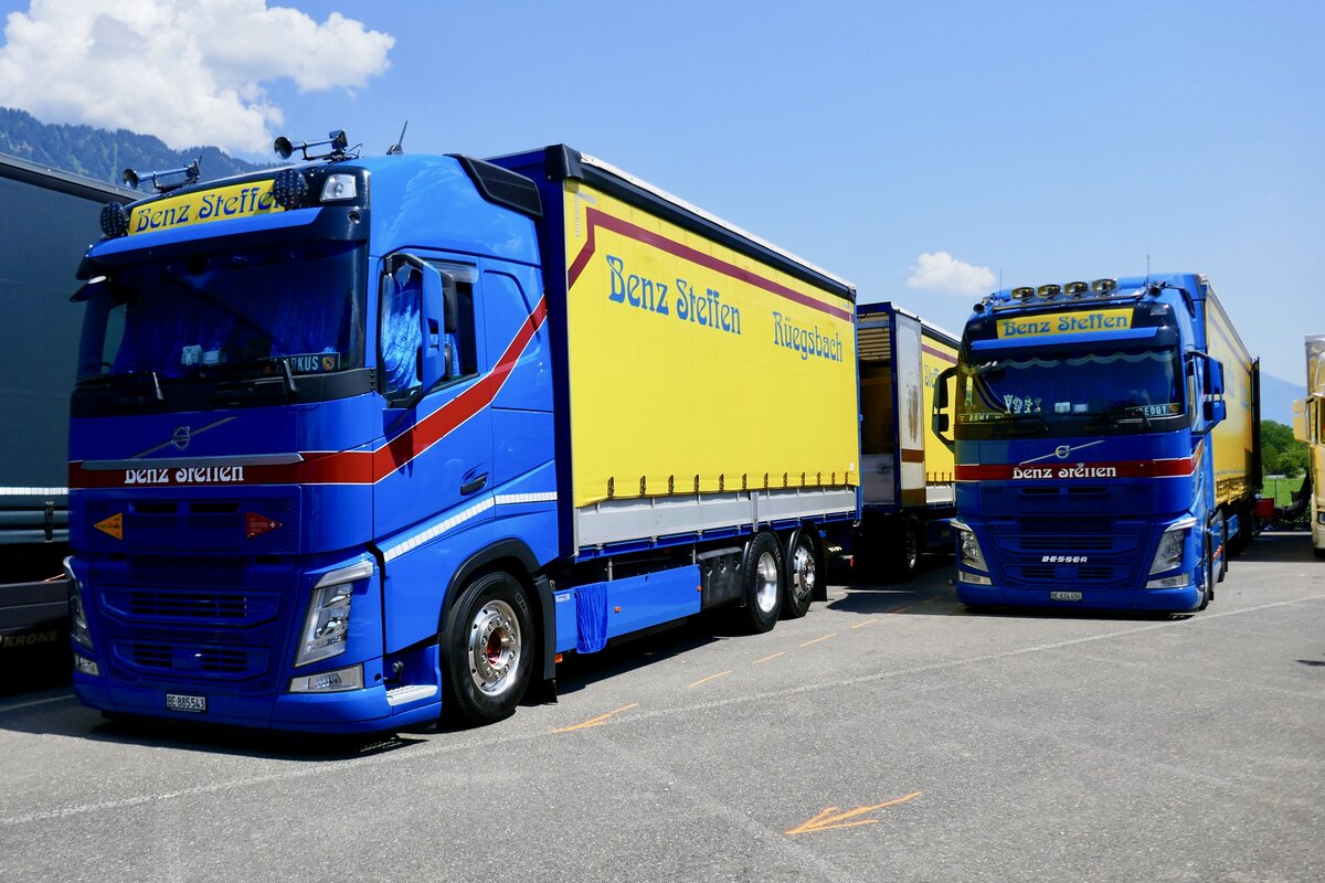 Ein Volvo mit Pritschenaufbau und Sattelzug von Benz Steffen am 27.6.26 beim Trucker Festival in Interlaken.
