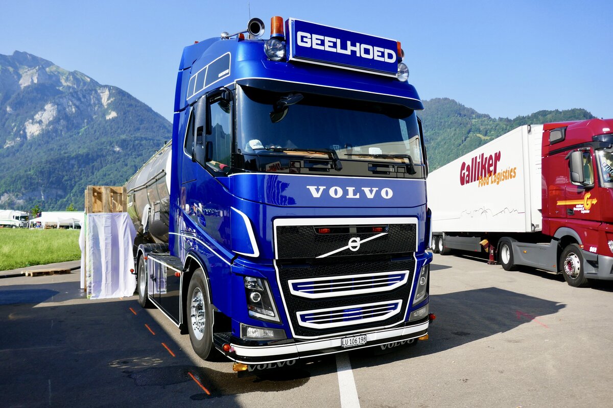 Ein Volvo mit Tankauflieger von Geelhoed am 27.6.26 beim Trucker Festival Interlaken.