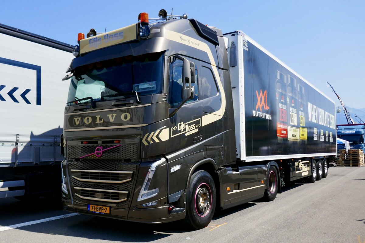 Ein Volvo Sattelzug von Gijs Boss am 27.6.26 beim Trucker Festival in Interlaken.
