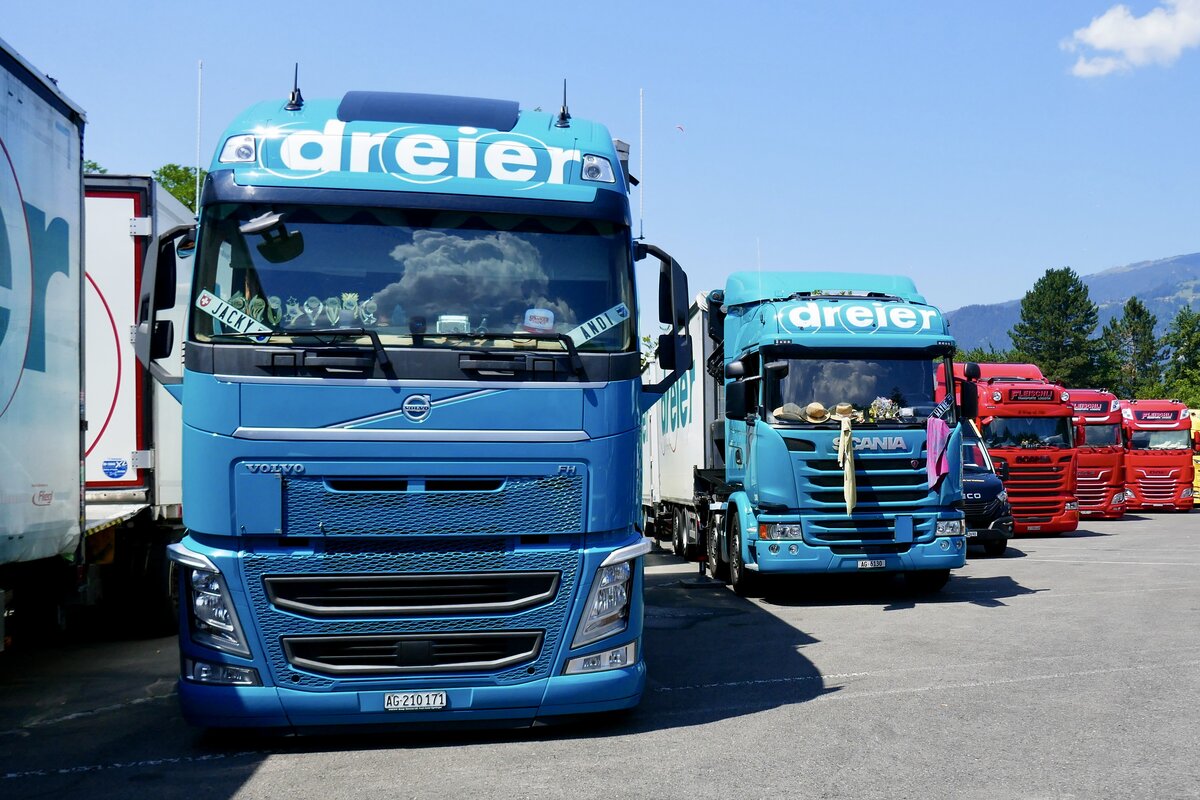 Ein Volvo und Scania von Dreier am 27.6.26 beim Trucker Festival Interlaken.