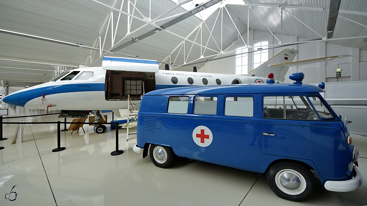 Ein VW Bulli T1 als Rettungswagen, so gesehen Ende Januar 2017 im Museu do Ar in Sintra.