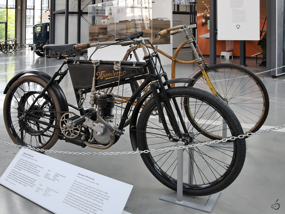 Ein Wanderer Motorrad von 1908, so gesehen Mitte August 2020 im Verkehrszentrum des Deutschen Museums in München.