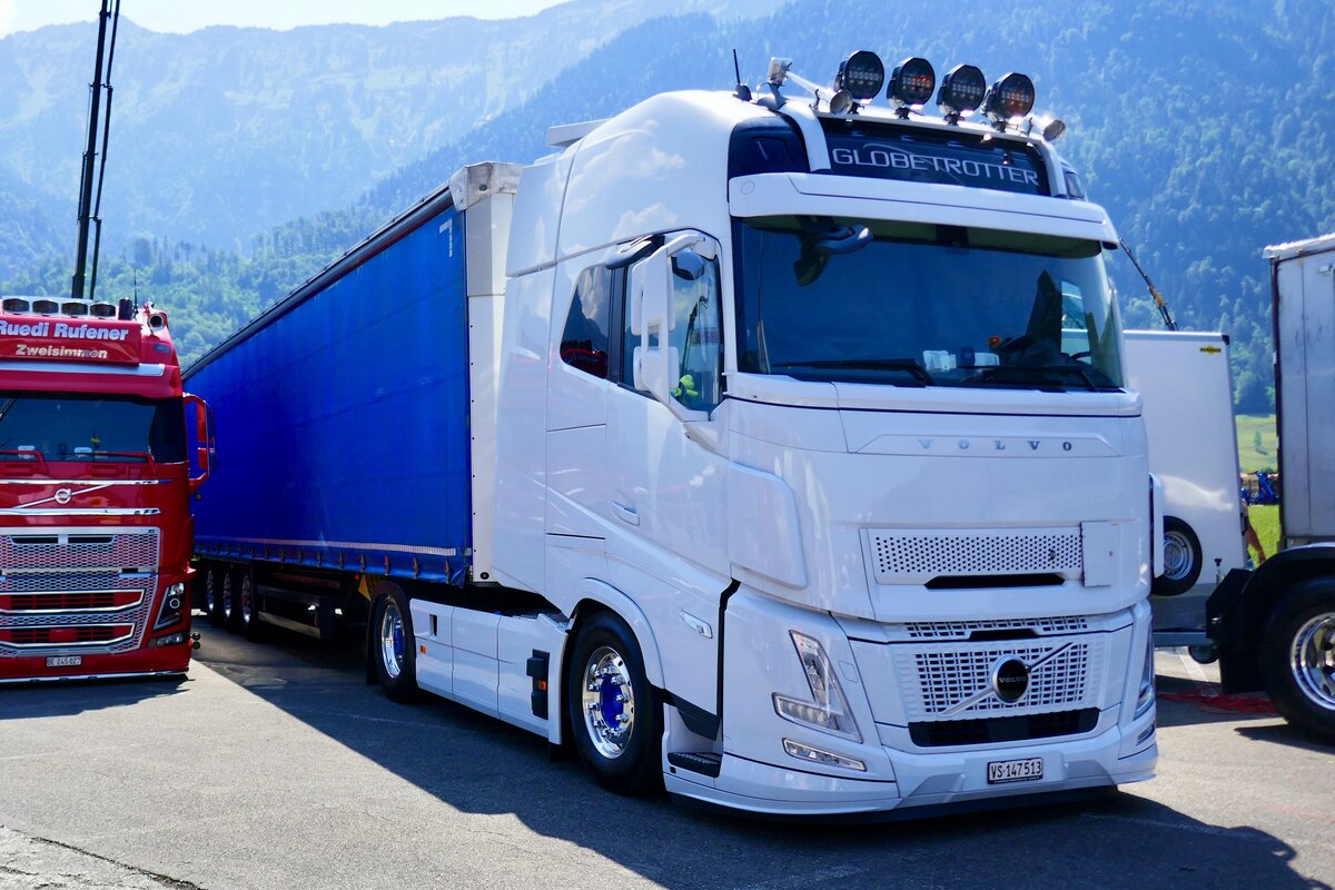 Ein weisser Volvo Aero Sattelzug am 27.6.26 beim Trucker Festival Interlaken.