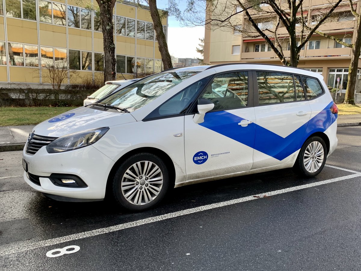 Ein weiterer Opel Zafira vom Emch Aufzüge der am 30.1.2020 in Bern parkiert ist.