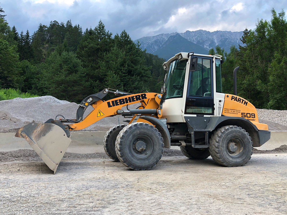 Ein werksneuer Liebherr L509 Speeder beim Salvesenbach Rückhaltebecken in Tarrenz (Tirol). Aufgenommen am 22.07.2021
