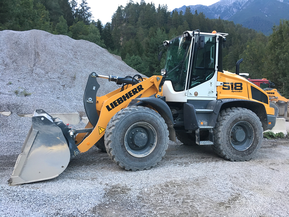 Ein werksneuer Liebherr L518 Speeder beim Salvesenbach Rückhaltebecken in Tarrenz (Tirol). Aufgenommen am 05.09.2018