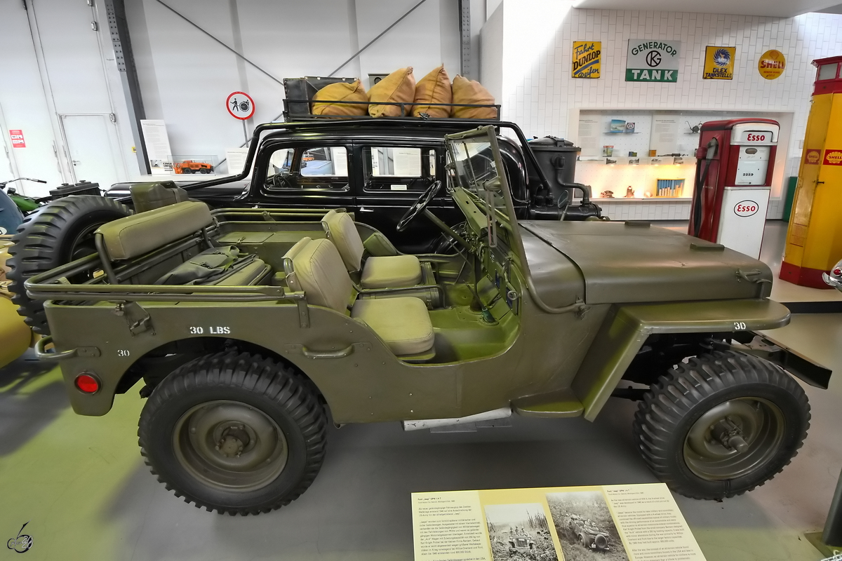 Ein Willys MB Jeep GPW 1/4 T aus dem Jahr 1945, so gesehen Mitte August 2020 im Verkehrszentrum des Deutschen Museums München.