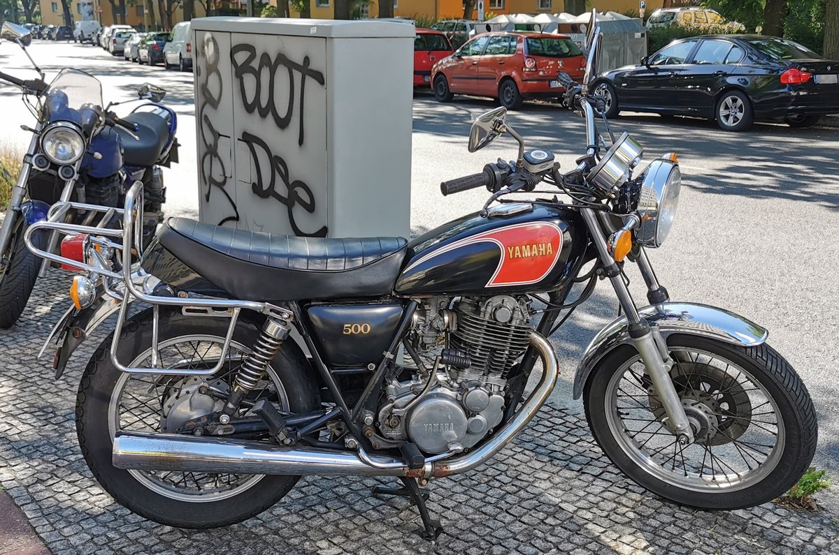 Ein Yamaha SR500 Motorrad, auch der  Dampfhammer  genannt. Aufgenommen am 10.06.2020 in Berlin.
