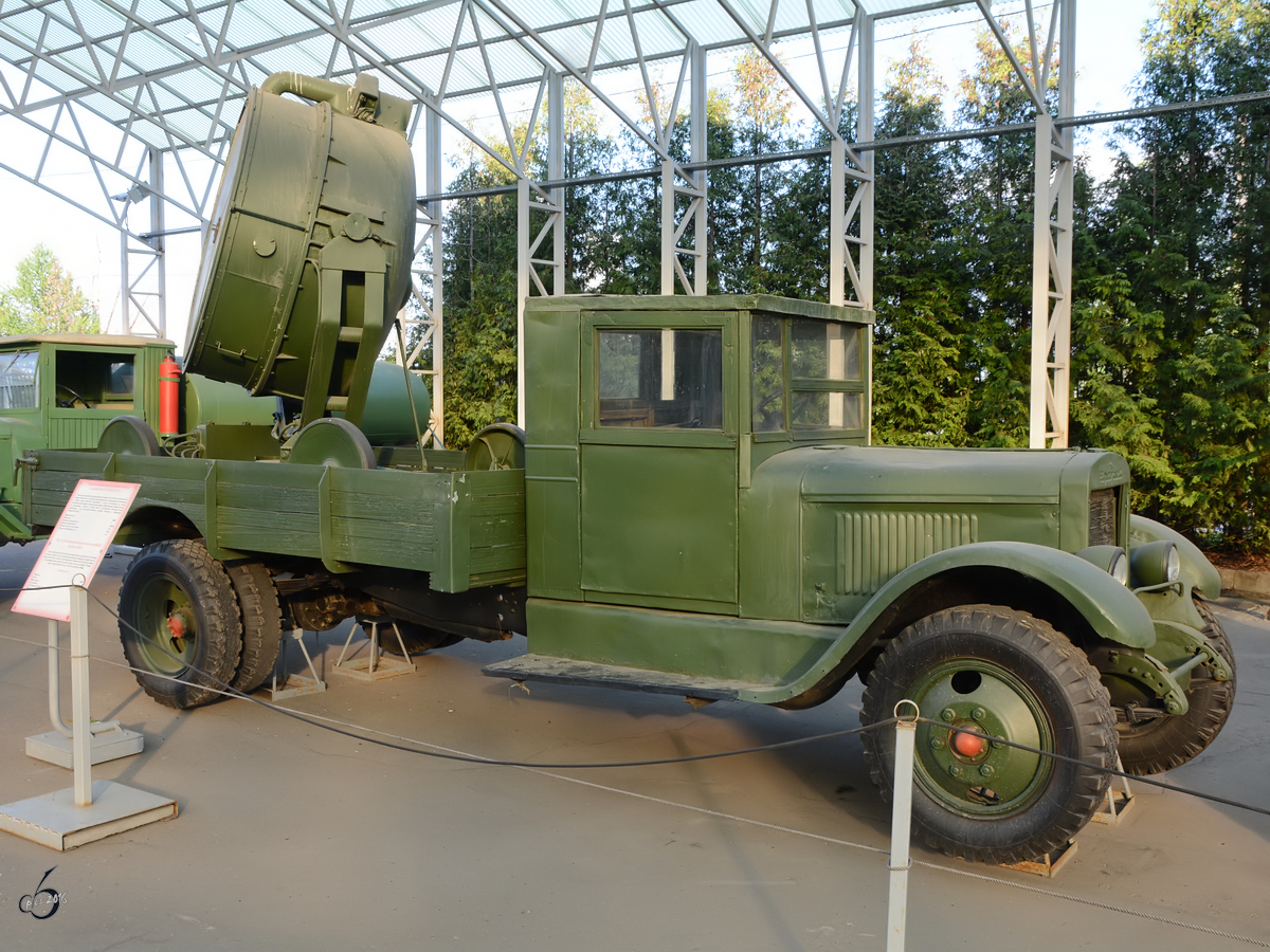 Ein ZiS-5 LKW mit installiertem Suchscheinwerfer der Roten Armee im Zentralmuseum des Großen Vaterländischen Krieges (Moskau, Mai 2016)