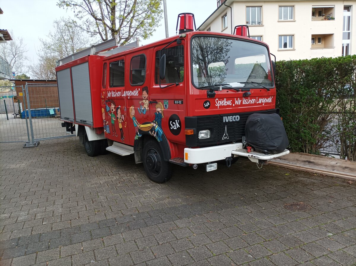 Ein zum Spielbus umgebauteter Iveco ehemaliges Löschfahrzeug am 12.04.2022 am Alten Wasserwerk Lörrach