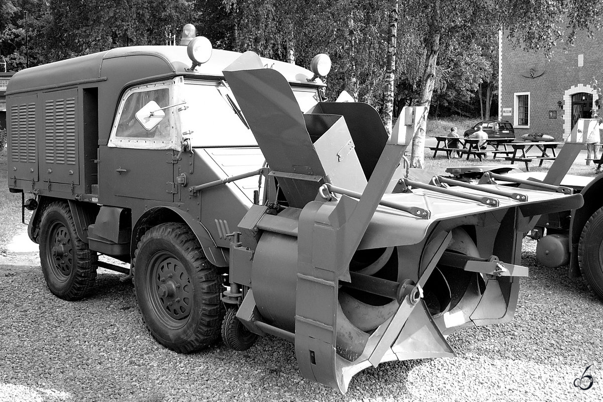 Eine alte Unimog 411 Schneefräse der Belgischen Luftwaffe. (Historical Centre Beauvechain, Juni 2004)