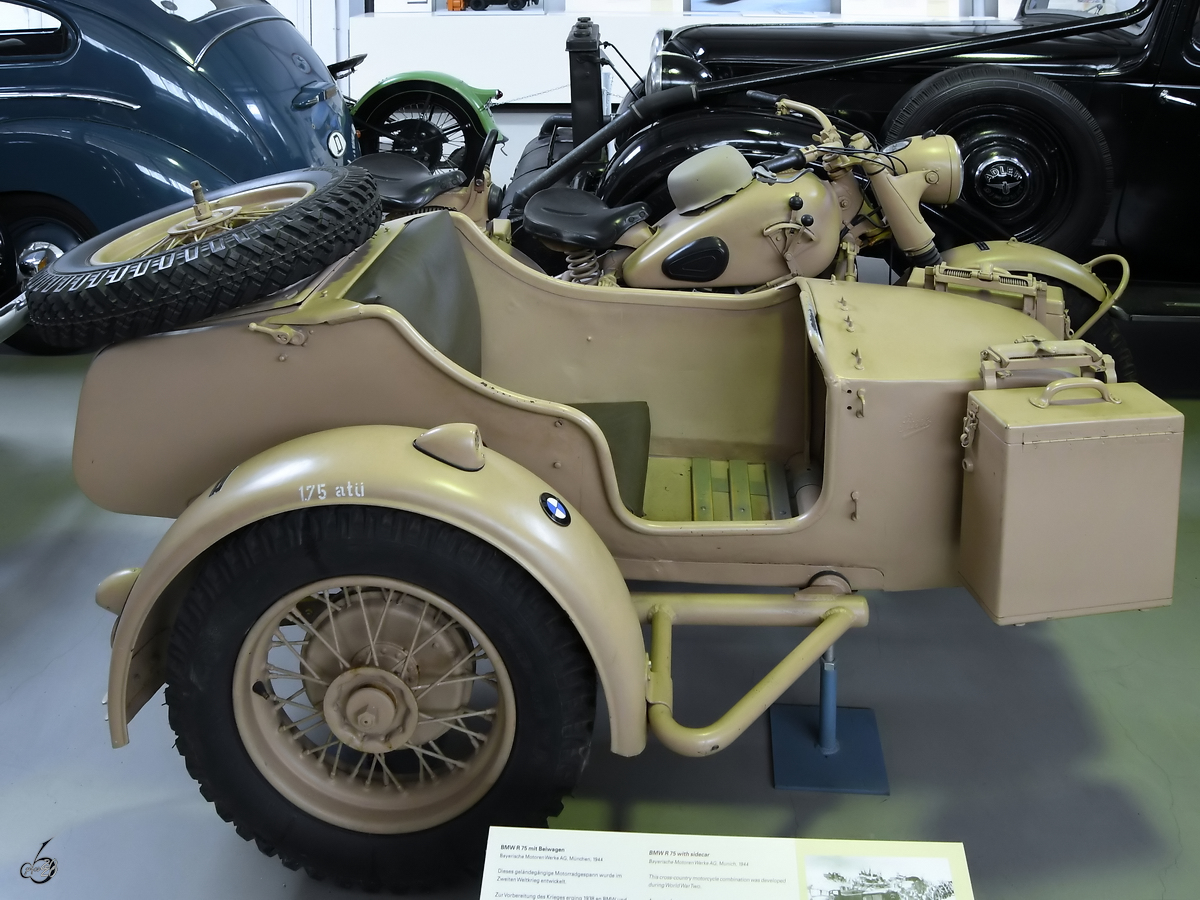Eine BMW R75 mit Beiwagen aus dem Jahr 1944. (Verkehrszentrum des Deutschen Museums München, August 2020) 