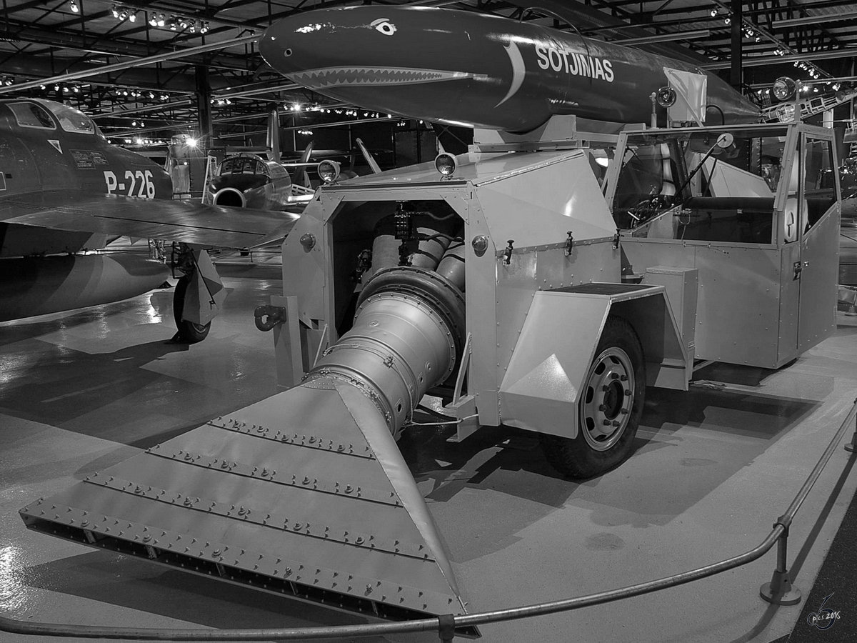 Eine Flugfeldenteisungsmaschine im ehemaligen Museum der Niederländischen Luftwaffe. (Soesterberg, Januar 2006)