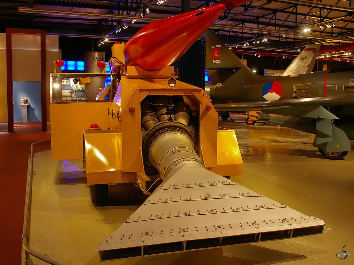 Eine Flugfeldenteisungsmaschine im ehemaligen Museum der Niederländischen Luftwaffe. (Soesterberg, Januar 2006)