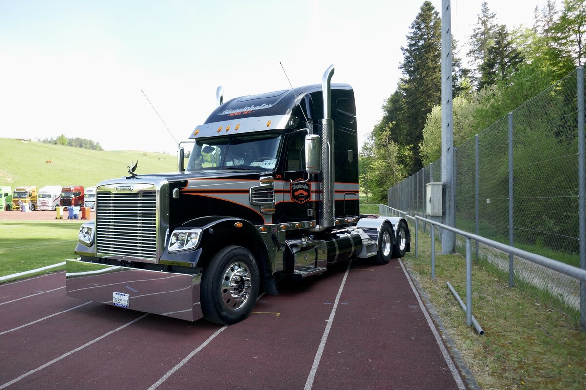 Eine Frightliner Zugmaschine von Hugelshofer am 2.5.26 beim Truck Event in Huttwil.
