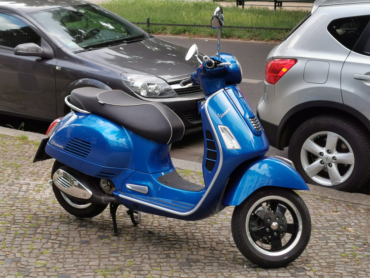 Eine glänzend blaue Vespa in Berlin. Aufgenommen am 18.06.2020.