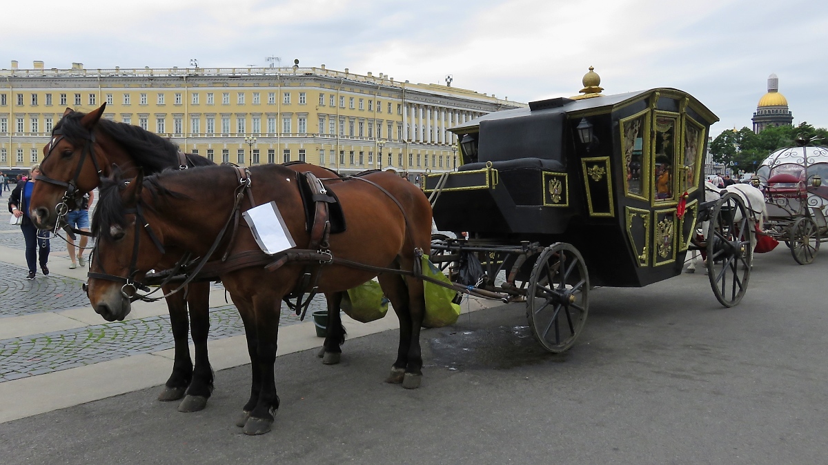 Eine Kutsche des Zaren steht vor der Eremitage in St. Petersburg, 16.7.17