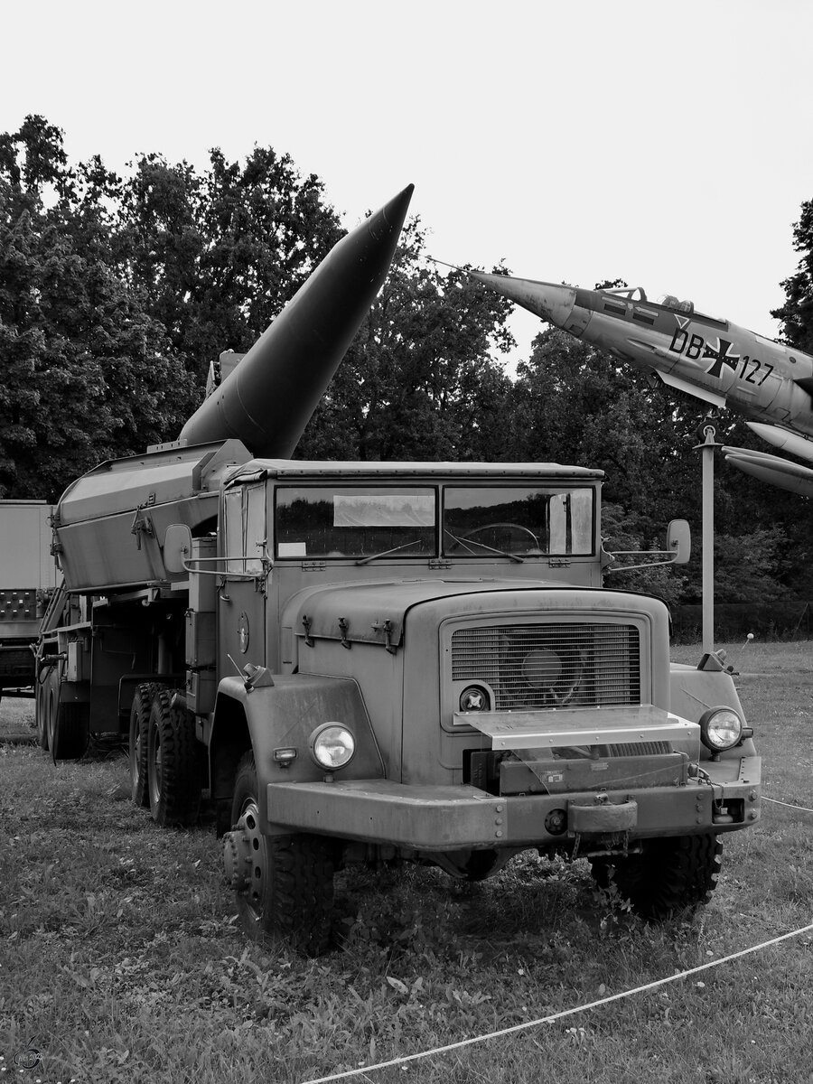 Eine Magirus-Deutz Jupiter Sattelzugmaschine mit einer MGM-31A Pershing 1A Rakete, so gesehen im August 2023 im Militärhistorischen Museum der Bundeswehr am Flugplatz Berlin-Gatow. 