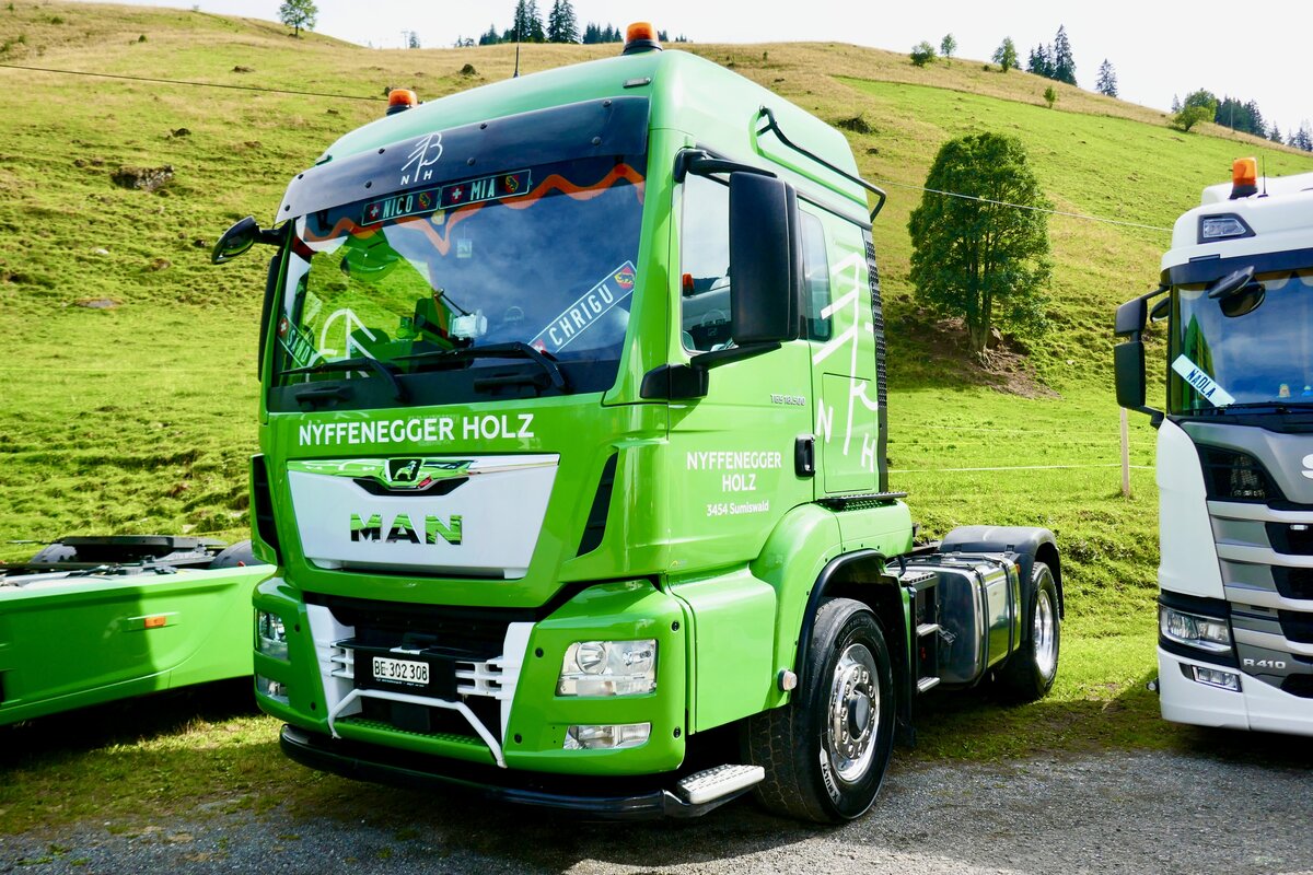 Eine MAN Zugmaschine von Nyffenegger Holz am 298.26 beim Diemtigtaler Truck Treff.