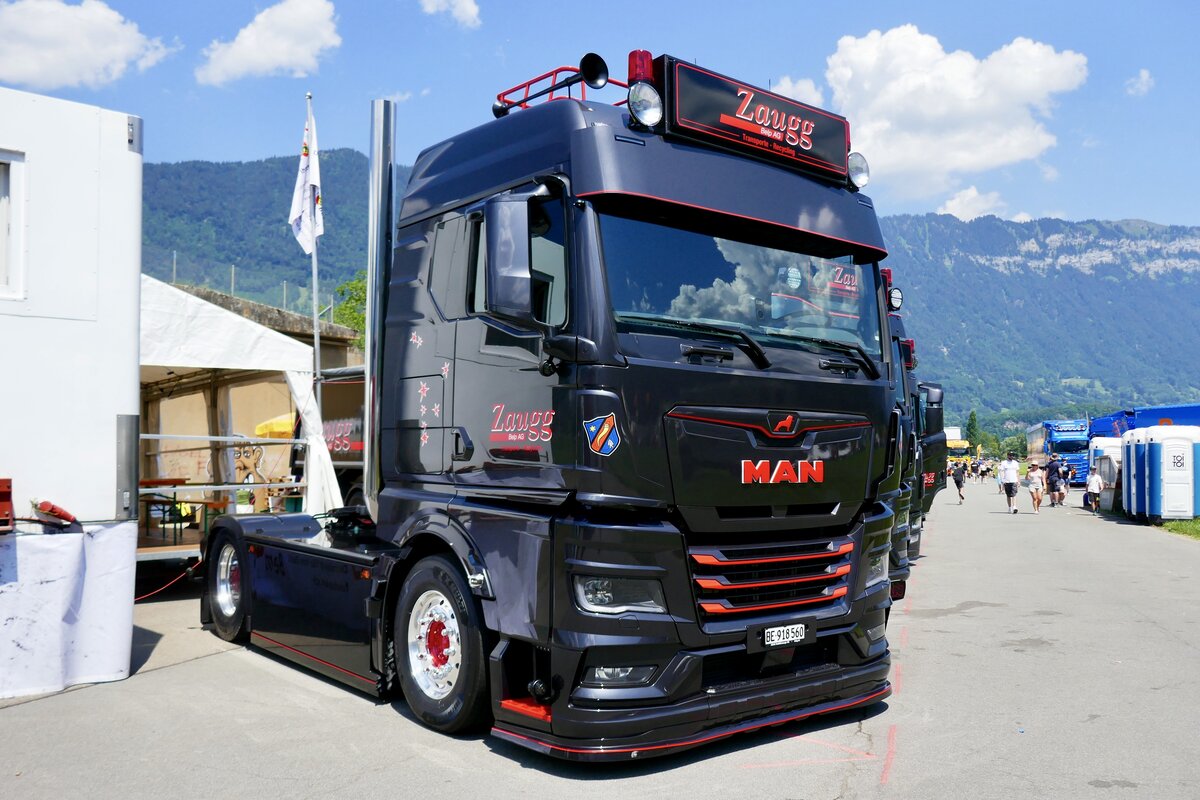 Eine MAN Zugmaschine von Zaugg am 27.6.26 beim Trucker Festival in Interlaken.