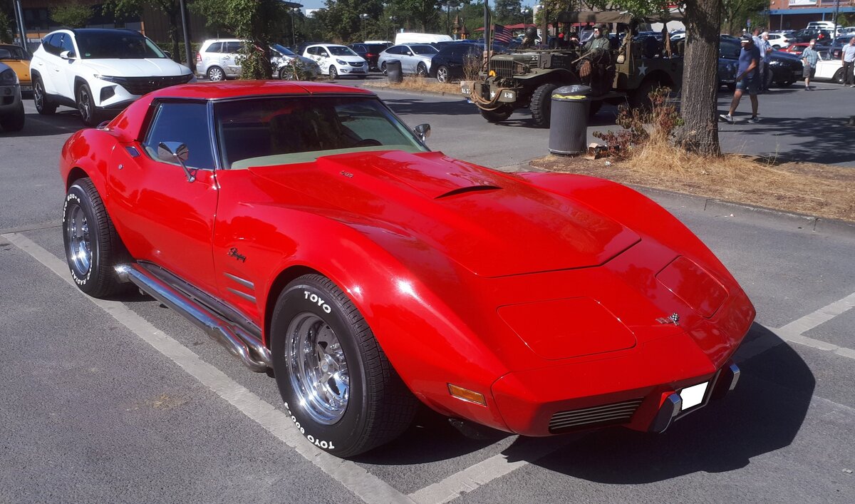 Eine mit Sidepipes ausger�stete Chevrolet Corvette C3. Oldtimertreffen am  Cafe del Sol  in Gelsenkirchen am 09.08.2026.