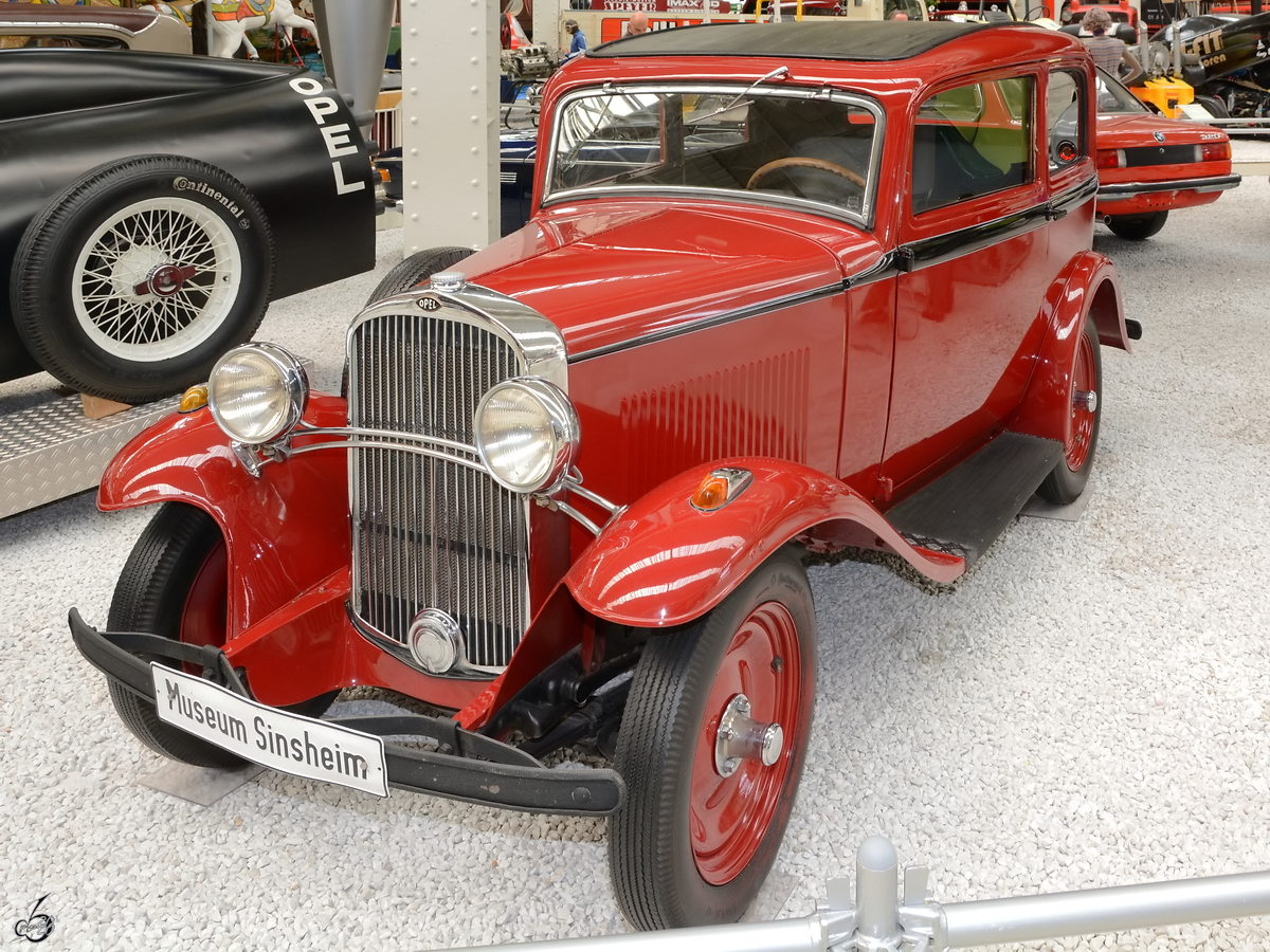 Eine Opel 1,2 l Limousine von 1932, so gesehen Mitte Mai 2014 im Technik-Museum Speyer. 