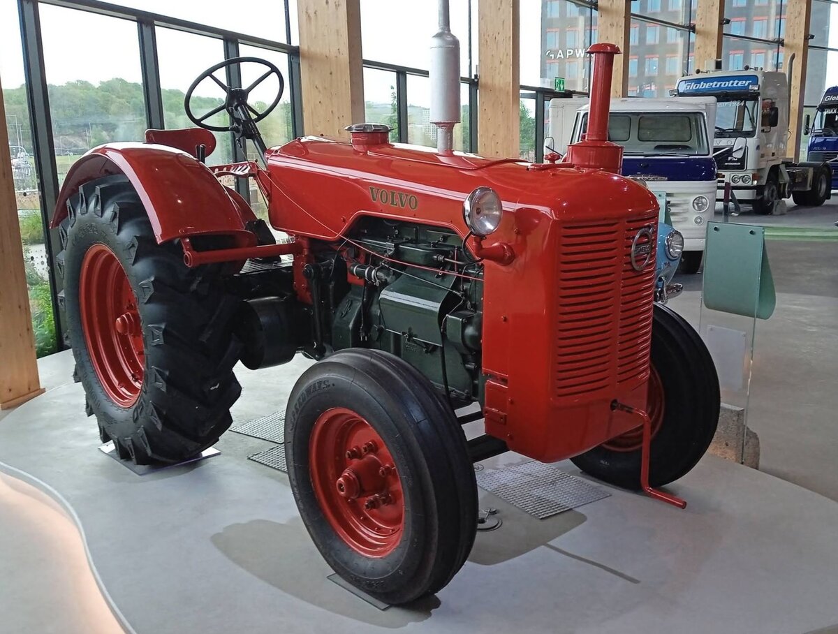 Eine Rarit�t unter den Acker-Schleppern: Ein Volvo T43 Traktor, wie er von 1946 bis 1950 in einer St�ckzahl von rund 1.600 Exemplaren gebaut wurde. Er galt seinerzeit als gro�er Traktor, der schwere Ger�te wie Dreschmaschinen oder Pfl�ge ziehen konnte. Er ist technisch eng mit dem, immer in gr�n lackierten lackierten, Schwestermodell BM 20 verwandt, besitzt jedoch den st�rkeren Hesselman-Motor. Der Hesselman-Motor (benannt nach seinem Konstrukteur Knut J.E. Hesselman *1877 +1957) arbeitet mit einer Direkteinspritzung wie ein Diesel, besitzt jedoch eine Z�ndkerze wie ein Ottomotor. Au�er mit Diesel-Kraftstoff konnte der Motor auch mit Petroleum betrieben werden. Dieser Vierzylinderreihenmotor hat einen Hubraum von 4480 cm� und leistet rund 48 PS. World of Volvo in G�teborg am 08.09.2026.