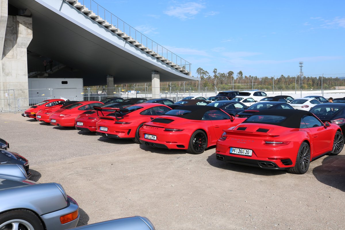 Eine Reihe rote Porsche am 13.10.19 beim Porsche Sportscar Together Day auf dem Hockenheimring