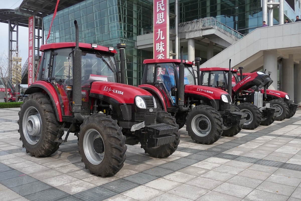 Eine Reihe XL954-Traktoren, ausgestellt auf der  China WCAM 2011  in Shouguang, 6.11.11