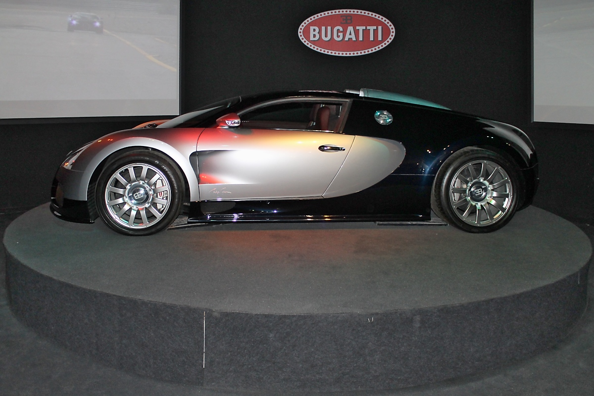 Eine Runde mit dem Bugatti Veyron 16.4 auf der Drehbühne in der Cité de l'Automobile, Mulhouse, 3.10.12