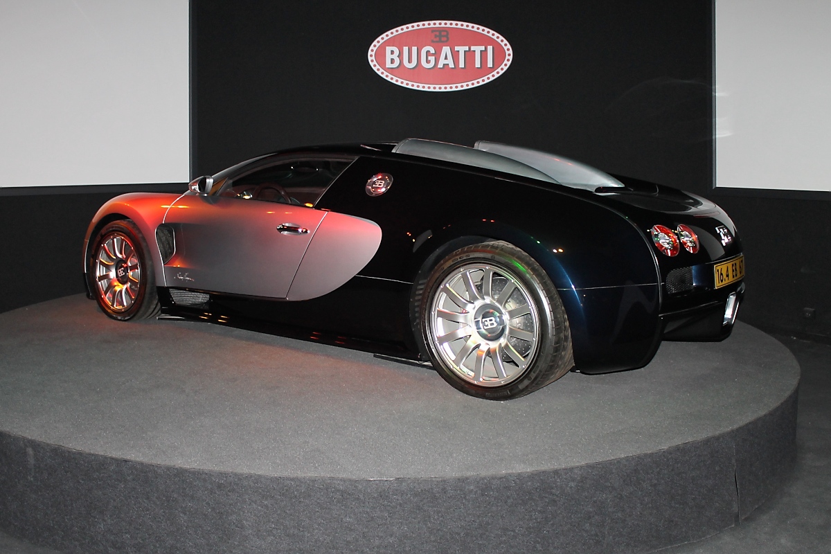 Eine Runde mit dem Bugatti Veyron 16.4 auf der Drehbühne in der Cité de l'Automobile, Mulhouse, 3.10.12