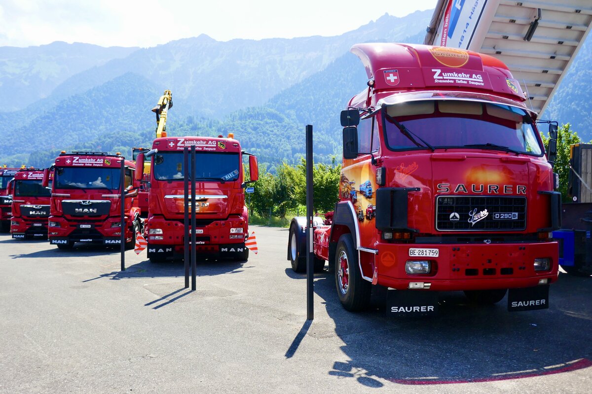 Eine Saurer Zugmaschine und weitere LKW von Zumkehr AG am 27.6.26 beim Trucker Festival Interlaken.