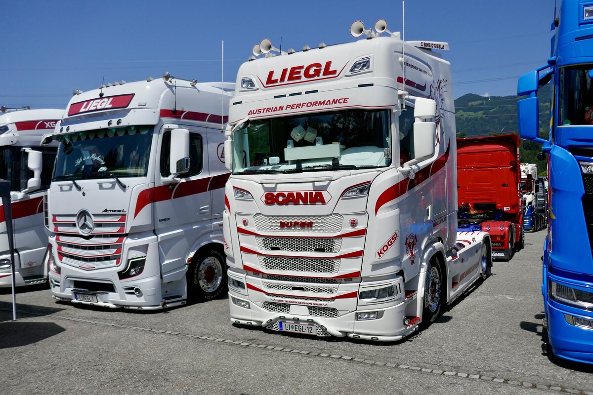 Eine Scania und Actros Zugmaschine von Liegl am 20.6.26 bei der L�ndle Truckshow.