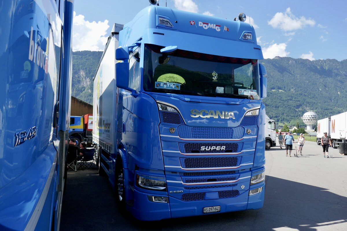 Eine Scania Pritsche von Domig Transporte am 26.6.22 beim Trucker Festival Interlaken.