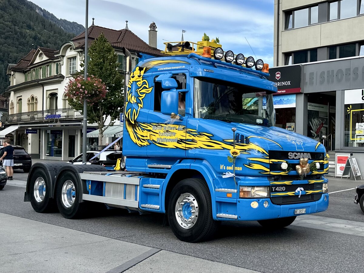 Eine Scania Torpedo Zugmaschine von Wittwer auf Hochzeitsfahrt am 29.8.26 in Interlaken.