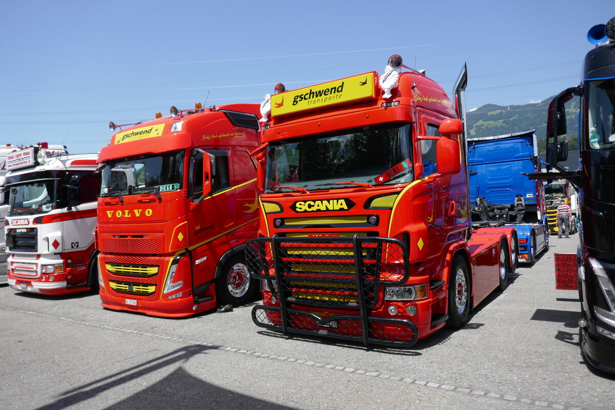 Eine Scania und Volvo Zugmaschine von Gschwend Transporte am 20.6.26 bei der L�ndle Truckshow.