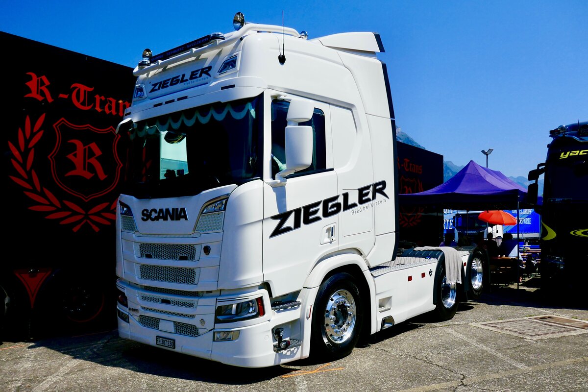 Eine Scania Zugmaschine von Ziegler am 27.6.26 beim Trucker Festival Interlaken.