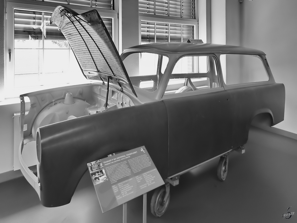 Eine teilbeplankte Trabant-Karosserie im August Horch Museum Zwickau. (August 2018)