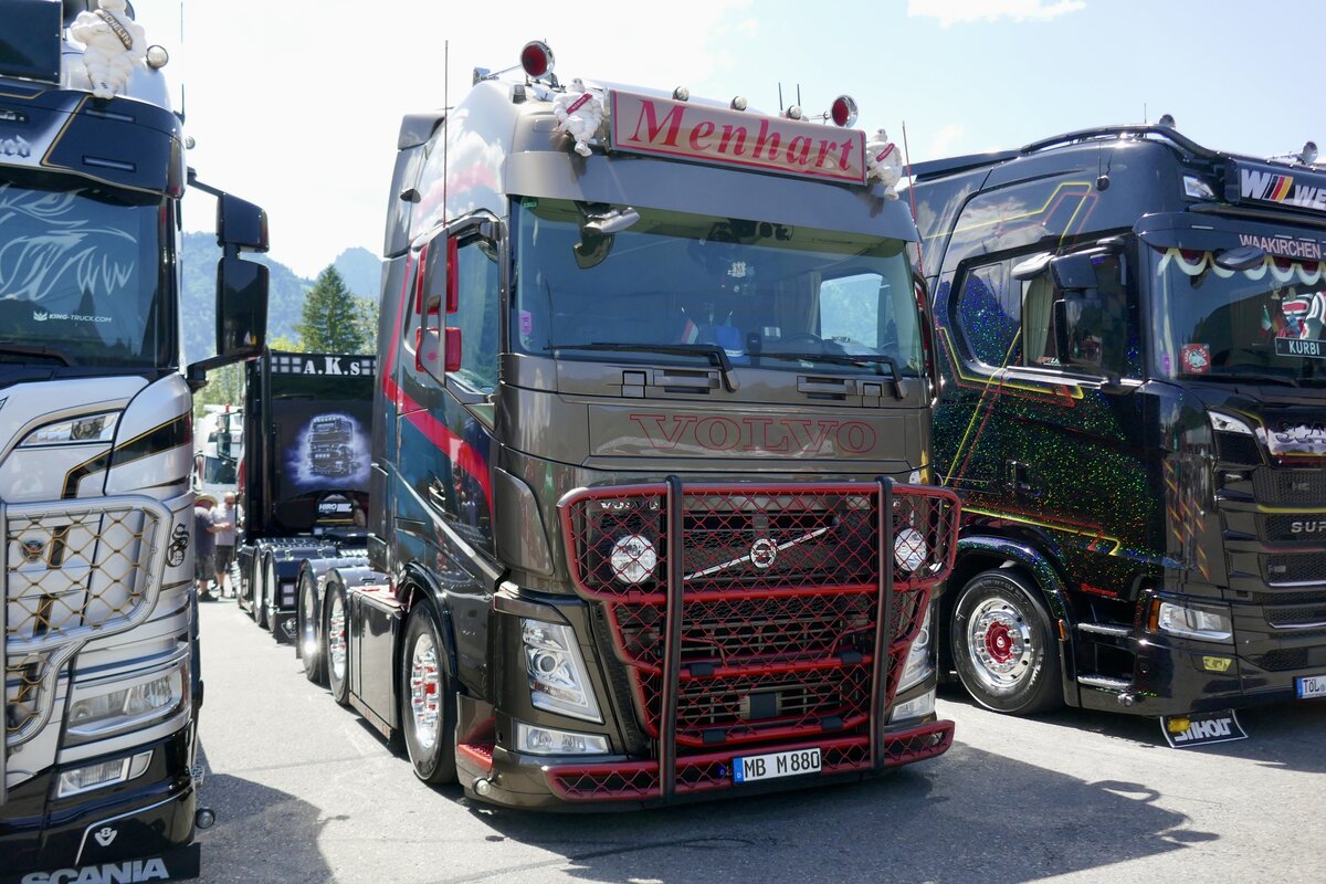 Eine Volvo FH Zugmaschine von Menhart am 20.6.26 bei der L�ndle Truckshow.