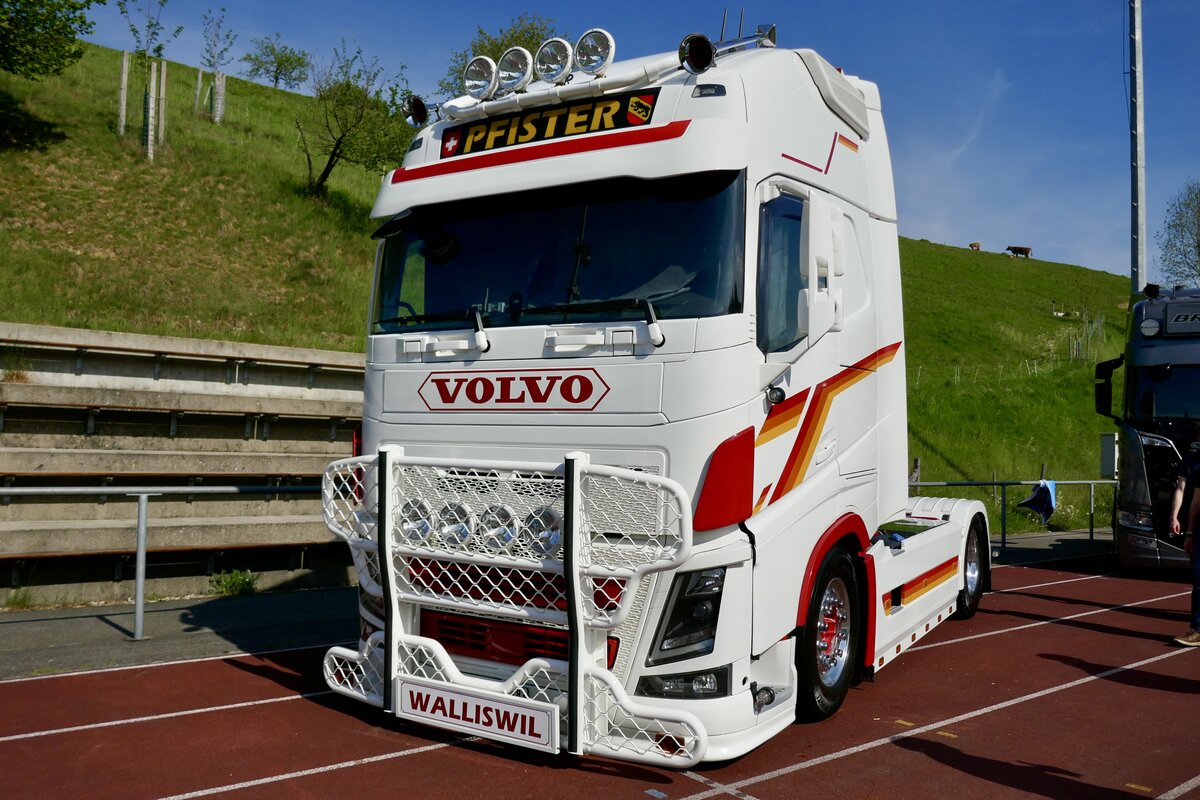 Eine Volvo Zugmaschine von Pfister am 2.5.26 beim Truck Event Huttwil.
