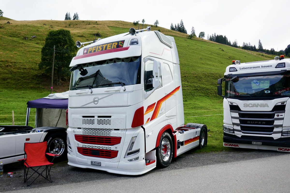 Eine Volvo Zugmaschine von Pfister am 29.8.26 beim Diemtigtaler Truck Treff.