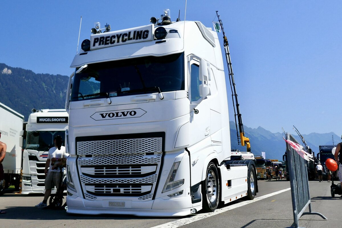 Eine Volvo Zugmaschine von Precycling am 27.6.26 beim Trucker Festival Interlaken.